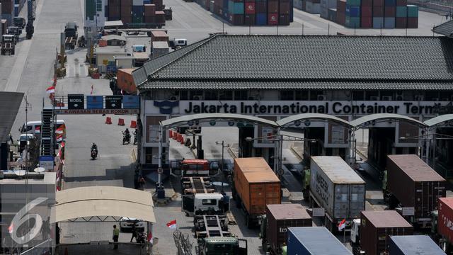 20150728-Truk Peti Kemas Tertahan di Gerbang JICT-Jakarta