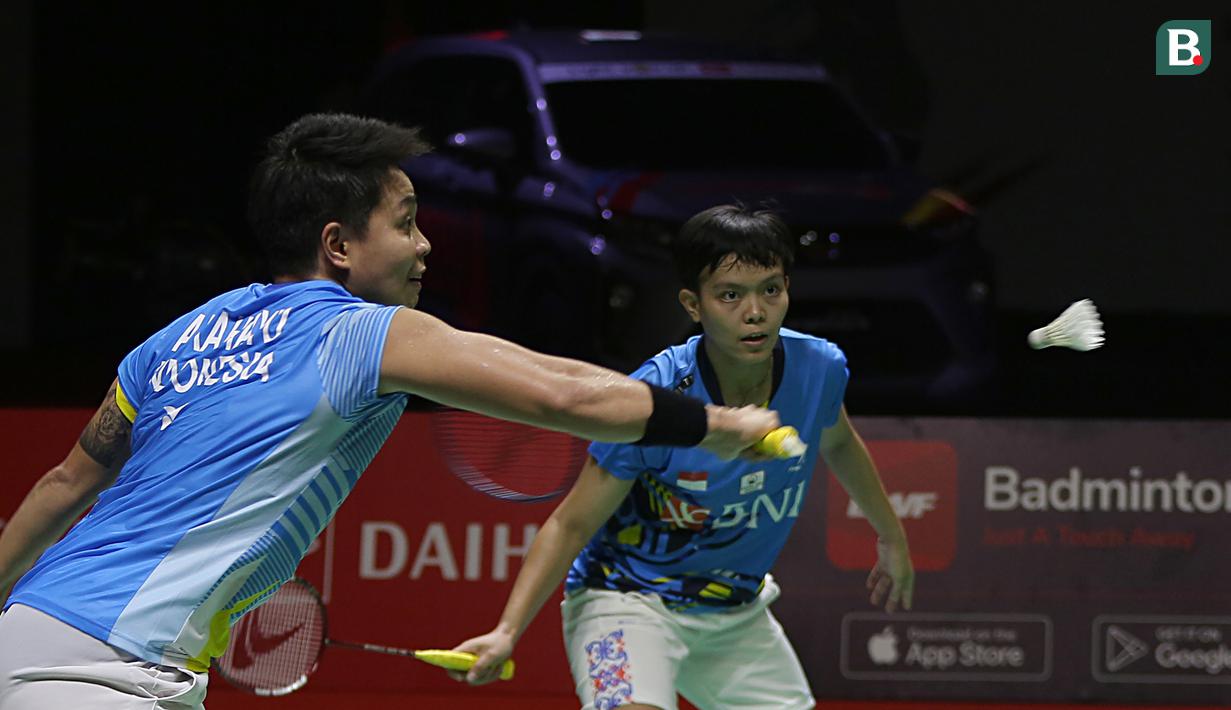 Di awal game pertama, Apriyani/Siti Fadia sempat unggul 6-3, namun berhasil diimbangi oleh Pearly Tan/Thinaah Muralitharan, meski akhirnya Apriyani/Siti Fadia mampun unggul tipis 11-10 di interval game pertama. (Bola.com/Ikhwan Yanuar)