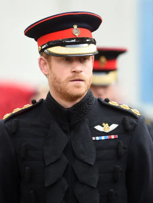 Meghan yang belum lama juga terlihat berada di depan pagar pintu istana dengan menjinjing kantong belanjaan. Kabarnya saat itu dirinya akan membuatkan masakan spesial untuk kekasih barunya. (AFP/Bintang.com)