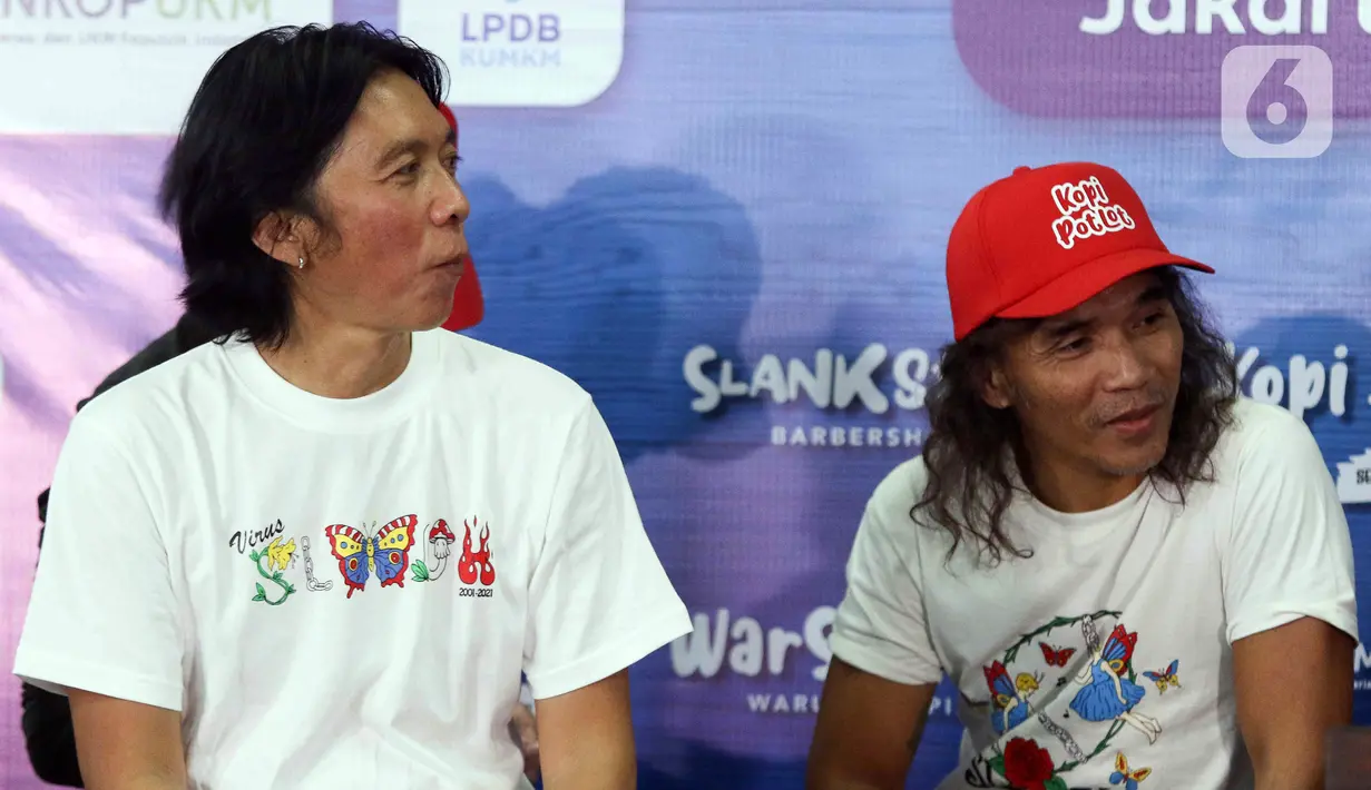 Vokalis grup band Slank Kaka (kanan) dan drummer Bimbim (kiri) saat peluncuran Slankops di Basecamp Slank, Jakarta, Selasa (19/7/2022). Slank meluncurkan koperasi yang diberi nama Koperasi Konsumen Slank Jurus Tandur atau Slankops. (Liputan6.com/Herman Zakharia)