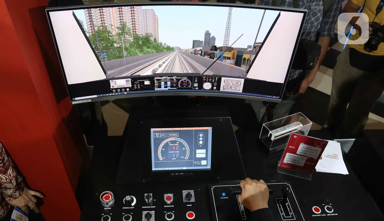 Dihadirkannya simulator kereta LRT ini merupakan sosialisasi penggunaan moda transportasi umum kepada pengunjung PRJ. (Liputan6.com/Herman Zakharia)