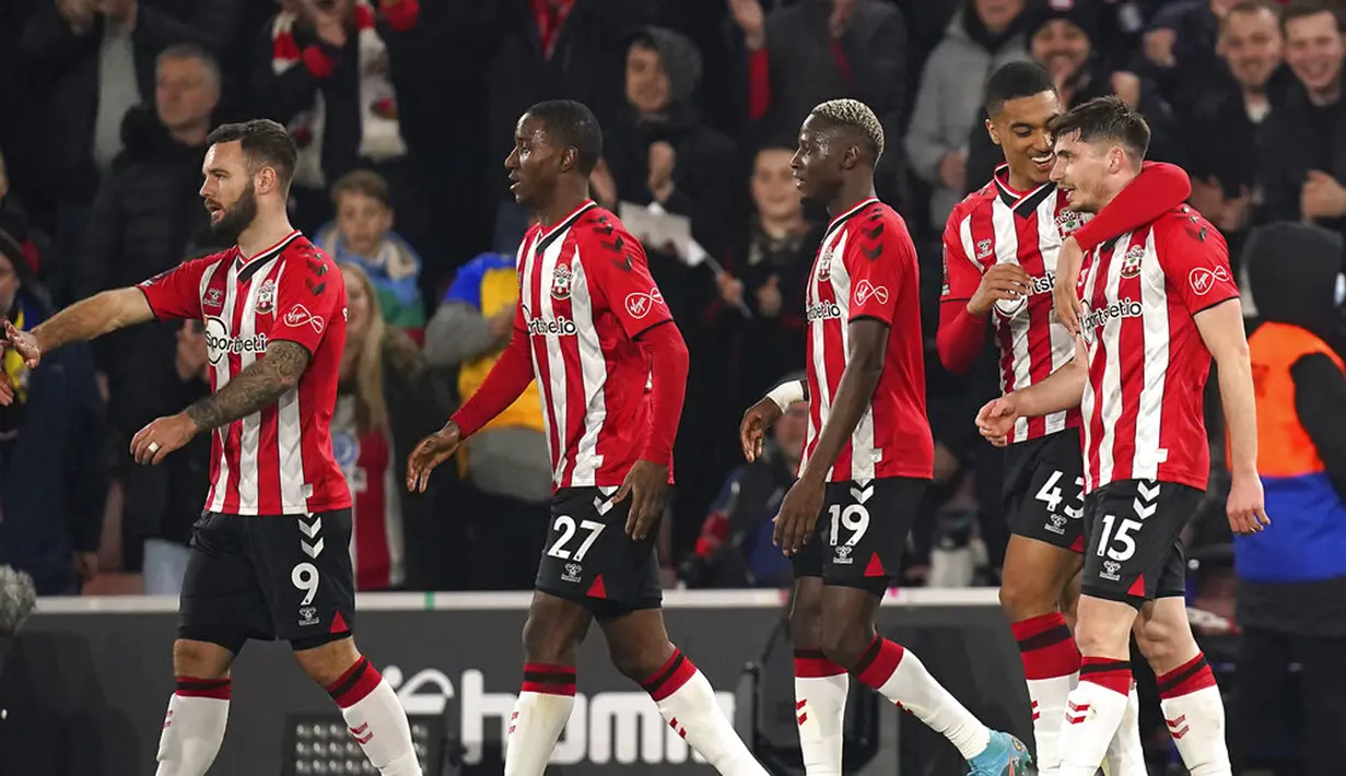 Pemain Southampton Romain Perraud (kanan) melakukan selebrasi usai mencetak gol ke gawang West Ham pada pertandingan sepak bola putaran kelima Piala FA di Stadion St Mary, Southampton, Inggris, 2 Maret 2022. Southampton menang 3-1. (Adam Davy/PA via AP)