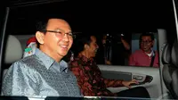 Keduanya meninggalkan Balai Kota pukul 09.04 WIB, Rabu (14/5/2014). Ahok bersama Jokowi menumpangi mobil dinas Jokowi, Toyota Innova hitam dengan nopol 1124 BH (Liputan6.com/Herman Zakharia).