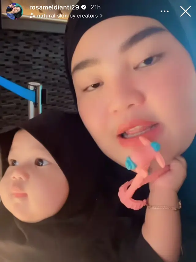 Tahun Baru Penuh Syukur, Rosa Meldianti Bagikan 5 Potret Umrah Bersama Suami dan Anak (credit: instagram.com/rosameldianti29).