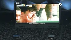 Pemain Tottenham Hotspur, Son Heung-min tampak tak mampu membendung air matanya dilihat dari layar stadion dalam laga persahabatan pramusim melawan Newcastle di Seoul World Cup Stadium, Seoul, Korea Selatan, Minggu (03/08/2025) waktu setempat. (AP Photo/Ahn Young-joon)