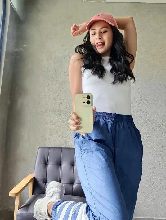 Lewat kaca estetik-nya, Maudy Ayunda menampilkan pose yang bernuansa kegemburaan. Terlihat posisi tangan tan kakinya yang diangkat sebelah. (Liputan6.com/IG/@maudyayunda).