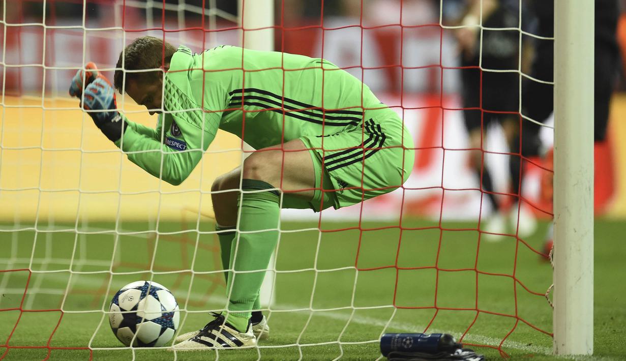 Kiper Banyern Munchen, Manuel Neuer, tampak kecewa usai gawangnya kebobolan. Dua gol ke gawang Manuel Neuer disarangkan oleh Cristiano Ronaldo. (AP/Andreas Gebert)