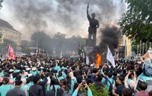Demo Mahasiswa di Solo Diwarnai Bakar Ban dan Blokir Jalan