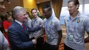 Raja Philippe menyalami satu persatu pemain Timnas Belgia usai menyaksikan langsung Daniel Van Buyten (kanan) dkk berlaga melawan Rusia di Stadion Maracana, Rio de Janeiro, Brasil, (23/6/2014). (REUTERS/Yves Herman) 