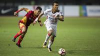 Bek Bali United, Andhika Wijaya, berusaha melewati bek Bhayangkara FC, Alsan Sanda, pada laga Liga 1 Indonesia di Stadion Patriot, Bekasi, Jumat (29/9/2017). Bhayangkara menang 3-2 atas Bali. (Bola.com/Vitalis Yogi Trisna)