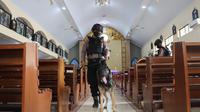 Kepolisian mengerahkan Unit K-9 untuk sterilisasi gereja jelang ibadah Misa Natal 2022. (Foto: Liputan6.com/Polres Pemalang)