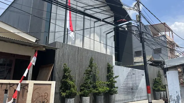 Kondisi rumah Anggota DPR RI Ahmad Sahroni di di Jalan Swasembada, Kebon Bawang, Tanjung Priok, Minggu (31/8/2025) siang