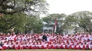 Presiden Jokowi (tengah) foto bersama dengan kontingen Indonesia ke SEA Games XXIX Malaysia di Kompleks Istana Kepresidenan, Jakarta, Senin (7/8). Indonesia mengirim kontingen berjumlah 870 orang dalam SEA Games XXIX. (Liputan6.com/Angga Yuniar)