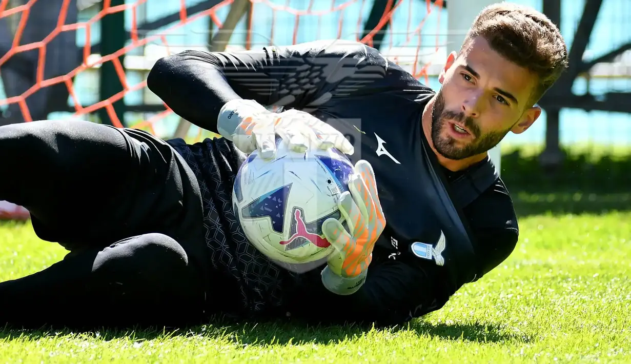 Luis Maximiano. Kiper Portugal berusia 23 tahun ini baru saja didatangkan Lazio dari Granada pada bursa transfer musim panas 2022/2023. Ia diikat kontrak Lazio hingga Juni 2027 dengan nilai transfer 10,1 juta euro atau setara Rp154 miliar. Semusim membela Granada ia total tampil dalam 35 laga di semua ajang dengan torehan 8 kali clean sheet dan kebobolan 55 gol.(twitter.com/official_sslazio)
