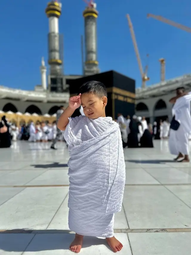 Potret Gemas Gala Sky Gunakan Baju Ihram di Depan Ka'bah
