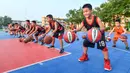 Para murid berlatih olahraga bola basket di sebuah sekolah dasar di Handan, Provinsi Hebei, China utara, pada 9 Agustus 2020. (Xinhua/Wang Xiao)