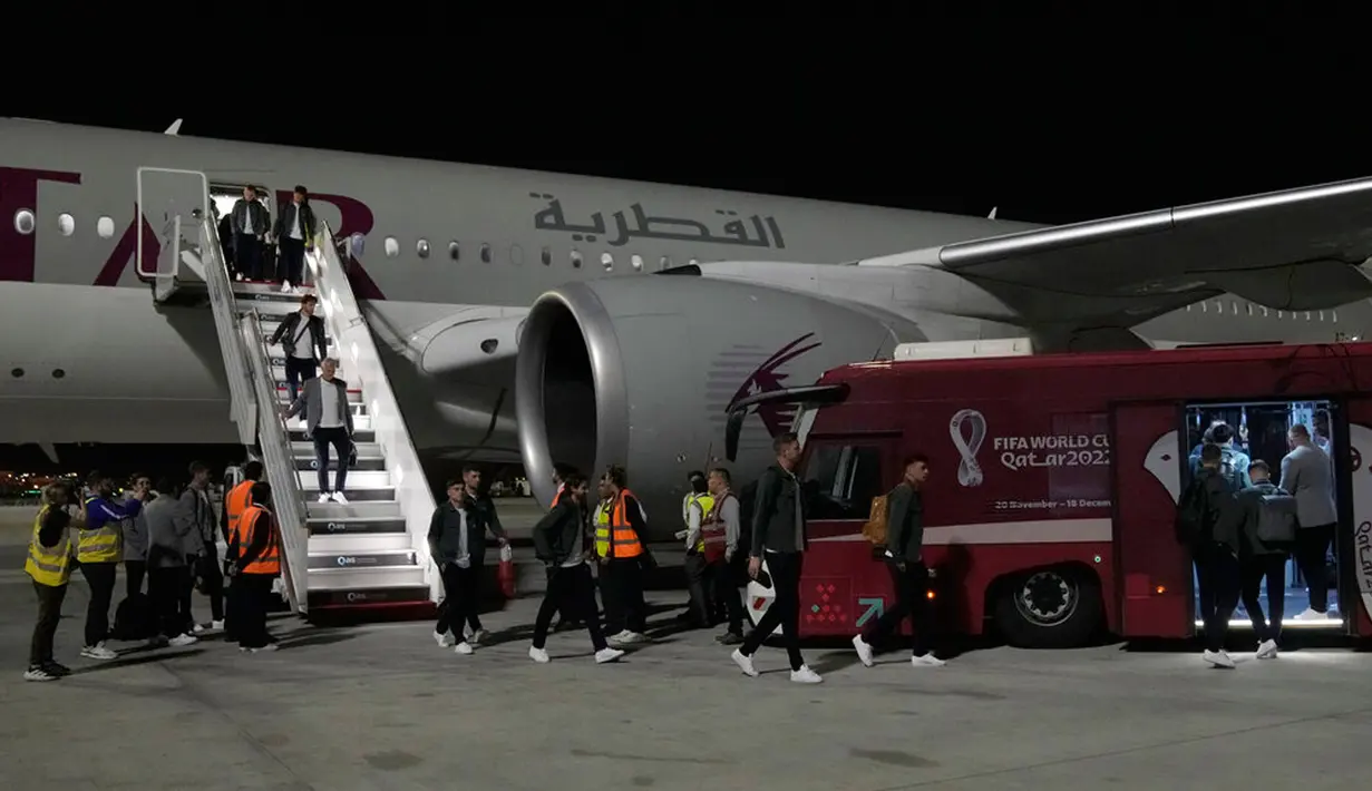 Anggota tim sepak bola nasional Wales tiba jelang Piala Dunia 2022 di Bandara Internasional Hamad, Doha, Qatar, 16 November 2022. Wales akan memainkan pertandingan pertama mereka di Piala Dunia 2022 melawan Amerika Serikat pada 21 November. (AP Photo/Hassan Ammar)