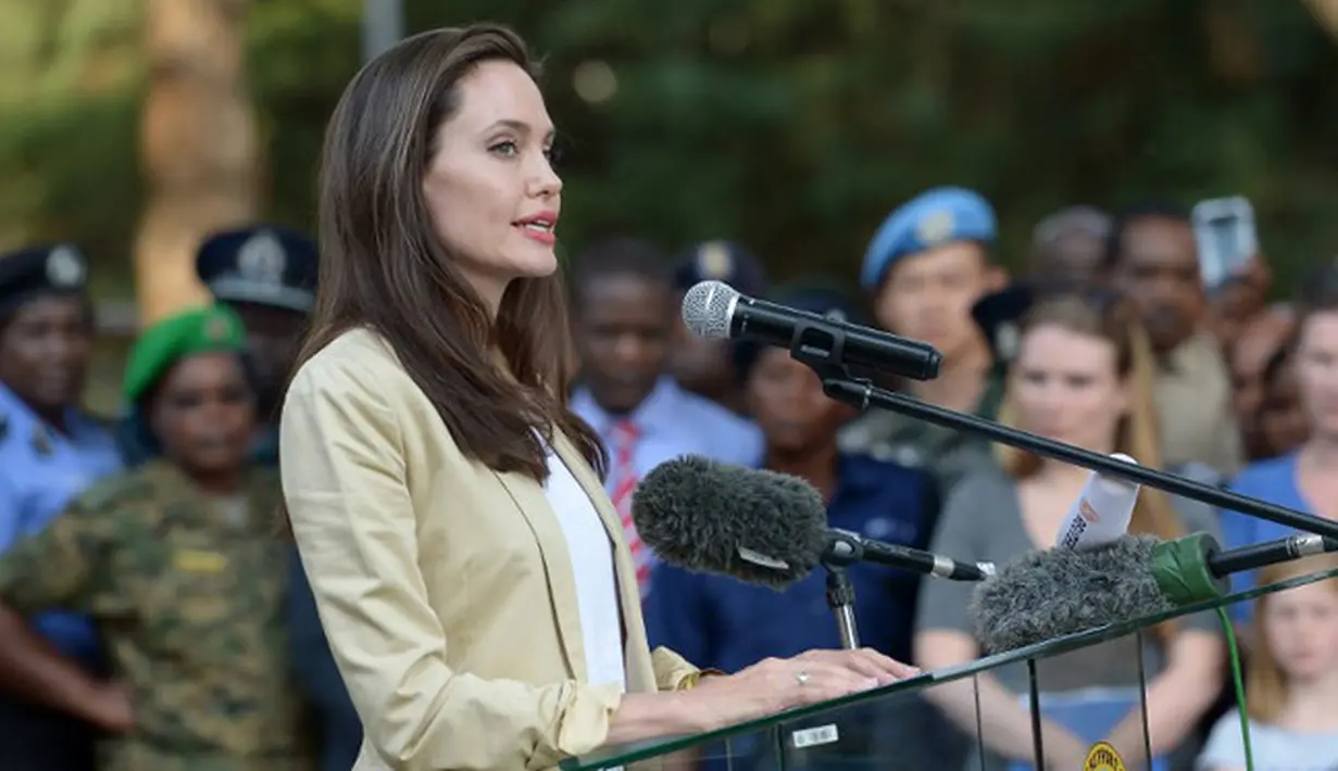 Selasa (20/6/2017) bertepatan dengan Hari Pengungsi Sedunia, Jolie mengunjungi Kenya dan bertemu dengan pengungsi remaja perempuan yang tinggal di Heshima Kenya Safe House. Mereka pun tersenyum melihat Jolie. (AFP/Bintang.com)