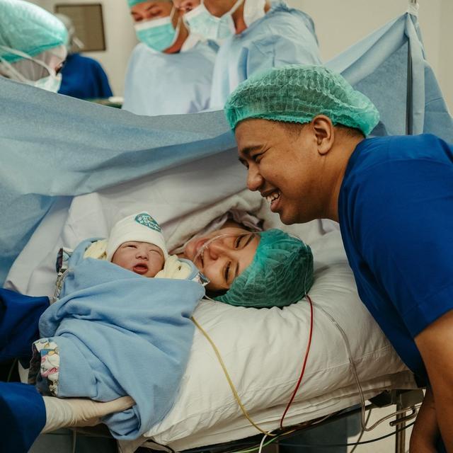 Clairine Clay Melahirkan