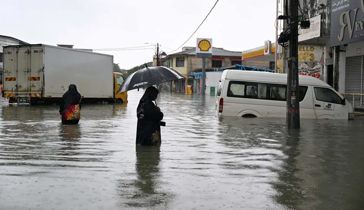 Banjir besar melanda wilayah Malaysia utara dan Thailand selatan. (MOHD RASFAN/AFP)