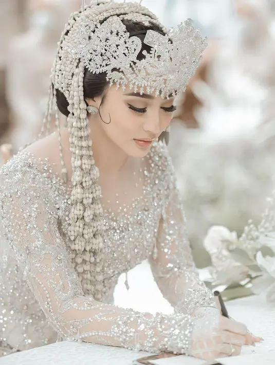 Saat menikah dengan Ali Syakieb pada 1 November 2021 lalu, Margin Wieheerm pakai baju adat Sunda untuk acara akad. Siger Sunda sebagai riasan di kepalanya, kian pancarkan pesona Margin Wieheerm di hari bahagianya. Polesan makeup berpadu selaras dengan baju adat Sunda berwarna putih yang dikenakannya. (Liputan6.com/IG/@marginw)