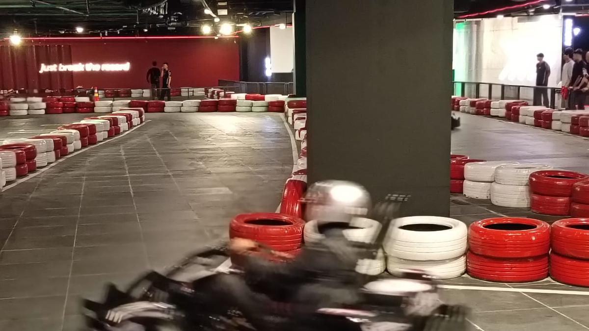 Arena Go-kart Indoor Buka Cabang Pertama di Jakarta, Bisa Uji Adrenalin hingga Lepas Stres Bersama