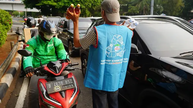 Ide Baru Olah Botol Plastik, Jadi Rompi Pedagang Asongan yang Trendy