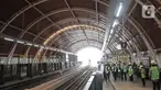 Pengunjung saat berada di peron Stasiun Light Rail Transit (LRT) Jabodebek Ciliwung, Jalan MT Haryono, Jakarta, Rabu (15/3/2023). (merdeka.com/Iqbal S. Nugroho)