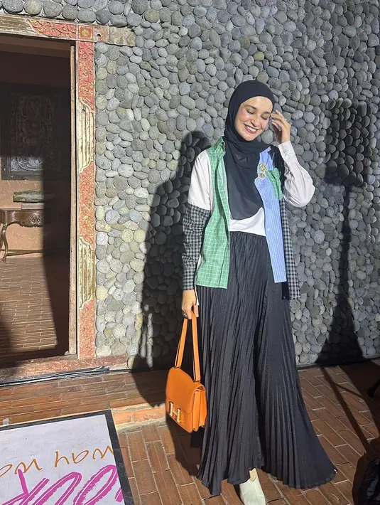 Shireen Sungkar pilih gaya khas ABG dengan pasukan kemeja lengan panjang dan t-shirt. Pleated skirt hitam jadi sentuhan santun pada tampilan Shireen [@shireensungkar]