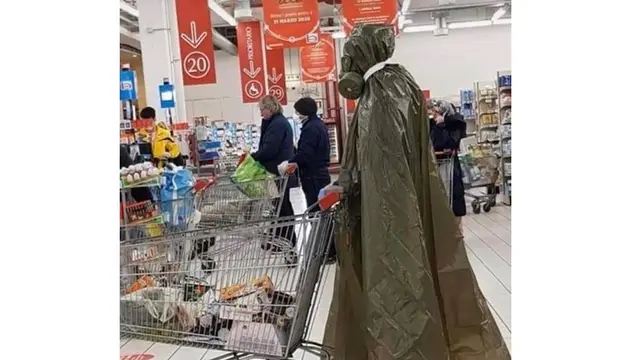 6 Potret Orang Pakai Kostum Absurd Saat Belanja, Tak Kenal Malu
