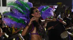 Anggota karnaval Uruguay, Comparsa, melakukan pertunjukkan tari selama parade karnaval Llamadas di Montevideo, Kamis (7/2). Para penari dengan menggunakan berbagai kostum menarik meriahkan parade tersebut di jalanan Montevideo. (PABLO PORCIUNCULA/AFP)