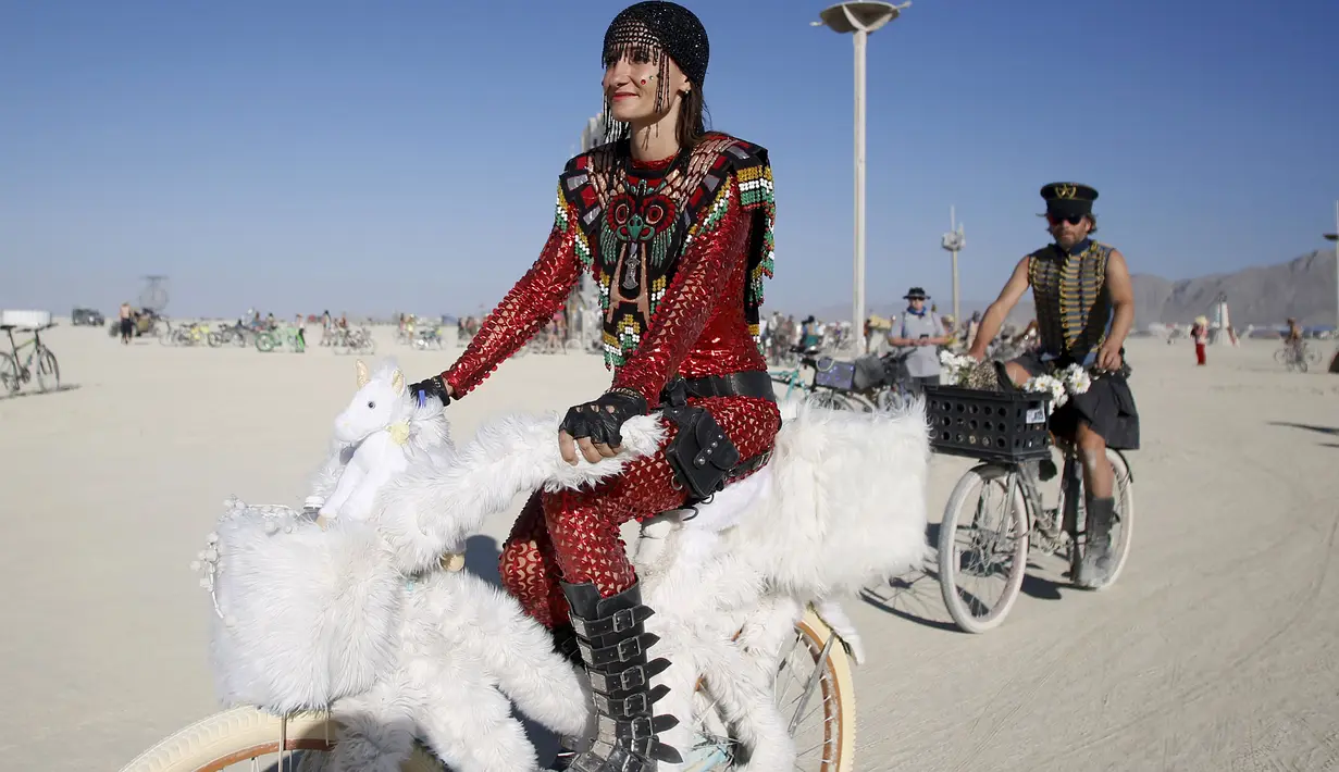Seorang wanita saat mengendarai sepeda hiasnya selama acara The Burning Man 2015 atau " Carnival of Mirrors " di sebuah gurun pasir, Nevada ,(31/8/2015). Acara ini menghadirkan berbagai pertunjukan seni seperti music dan tari. (REUTERS/Jim Urquhart)