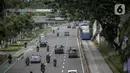 Sejumlah kendaraan melintas di kawasan Jalan Sudirman, Jakarta, Senin (14/2/2021). Penurunan berdasarkan  data yang dirilis lembaga pemeringkat kemacetan kota dunia, Tomtom International BV. (Liputan6.com/Faizal Fanani)