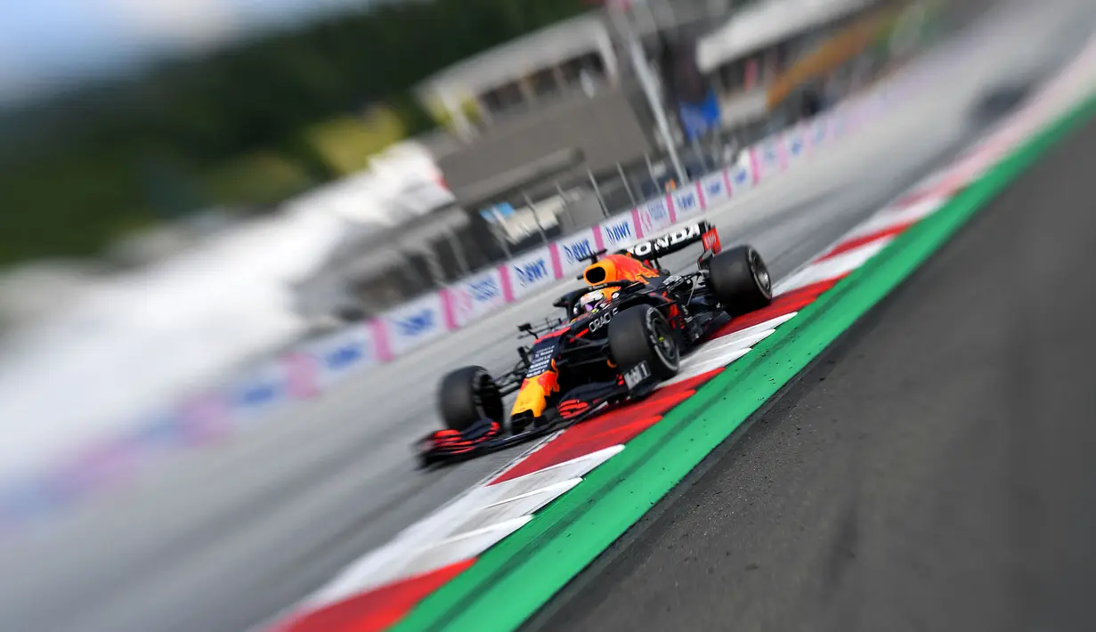Memasuki lap akhir tepatnya pada lap ke-63, selisih Verstappen menipis 10 detik dari pembalap kedua setelah dirinya melakukan pit stop. Pembalap kedua diisi oleh Valteri Bottas yang menggantikan Hamilton karena masalah di mobilnya dan disusul oleh Lando Norris. (Foto: AFP/Joe Klamar)