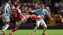Pemain Arsenal Christos Tzolis (tengah) dan pemain Manchester City Elliot Anderson (kanan) berebut bola dalam laga final FA Community Shield antara Arsenal vs Manchester City di Cardiff, Wales, Minggu, 16 Agustus 2026. (AP Photo/Alastair Grant)