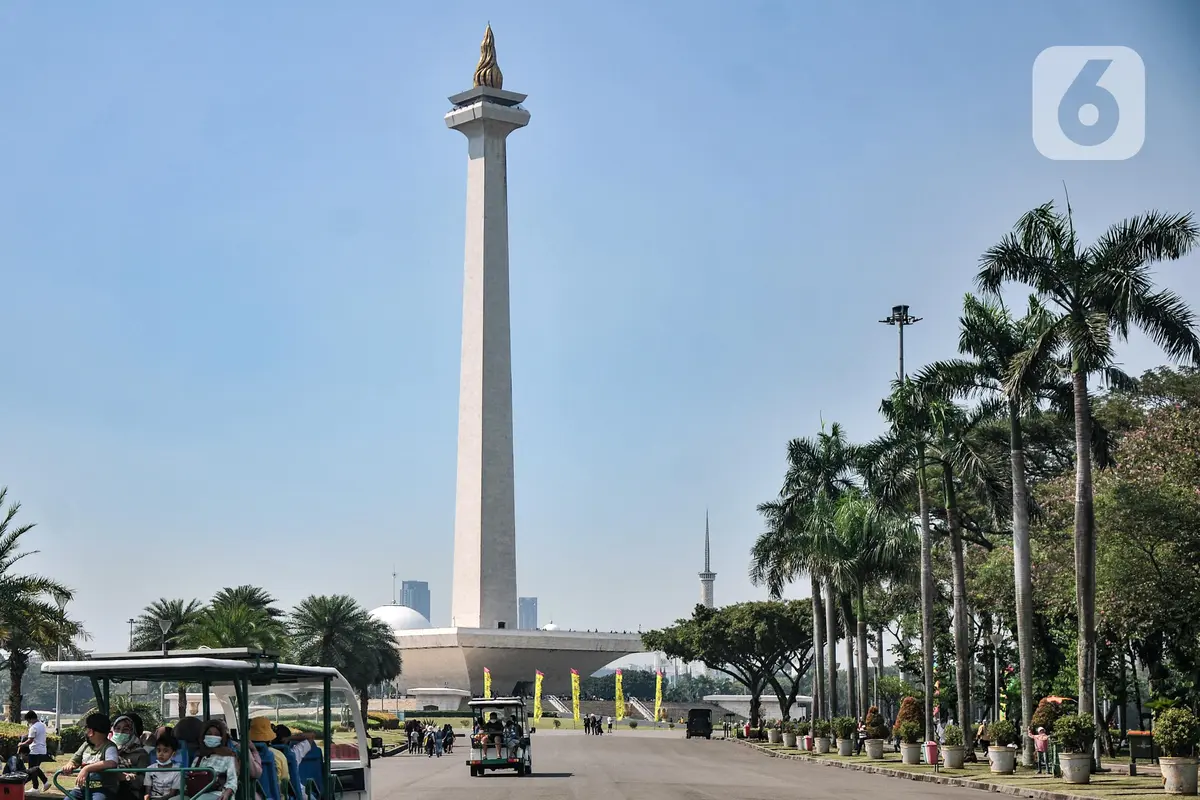 Mengisi Libur Sekolah di Tugu Monas