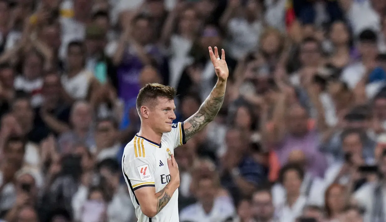 Toni Kroos mendapat penghormatan dari para penggemar, rekan-rekan setimnyal, dan klub sebelum dan setelah pertandingan melawan Real Betis. (AP Photo/Manu Fernandez)