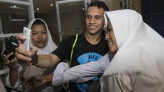 Gelandang Timnas Indonesia U-19, Egy Maulana Vikri, selfie bersama fans usai latihan di Stadion Wibawa Mukti, Bekasi, Senin (16/10//2017). Kehadiran fans dengan senang hati disambut pemain Timnas U-19. (Bola.com/Vitalis Yogi Trisna)