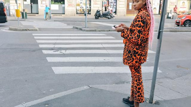 Ide Seru Pakai Warna Elektrik dari Milan Fashion Week 2019