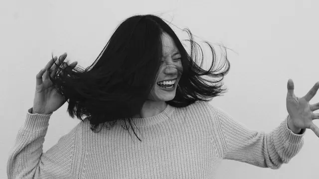 potret perempuan tersenyum