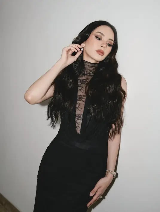 Gaun rancangan @soecah_ yang dikenakan Alyssa tampil dramatis dengan potongan draped neckline dan detail lace transparan yang sensual namun tetap berkelas. Siluetnya membalut tubuh dengan anggun, menghadirkan nuansa klasik sekaligus modern yang menjadi ciri khas gaya gothic. [@almaarijvaniav].
