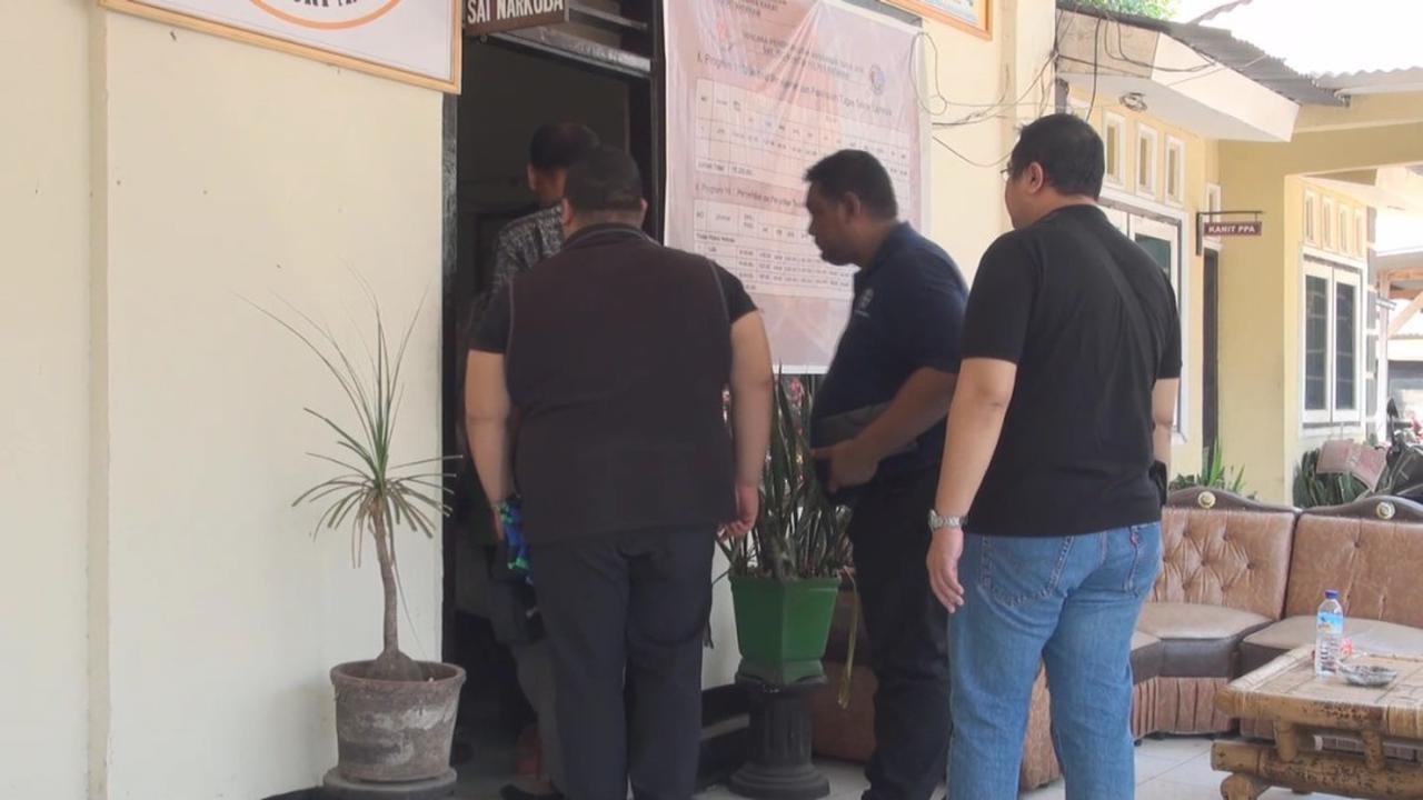 Gatot Brajamusti atau Aa Gatot dibesuk kerabatnya di Polres Mataram.