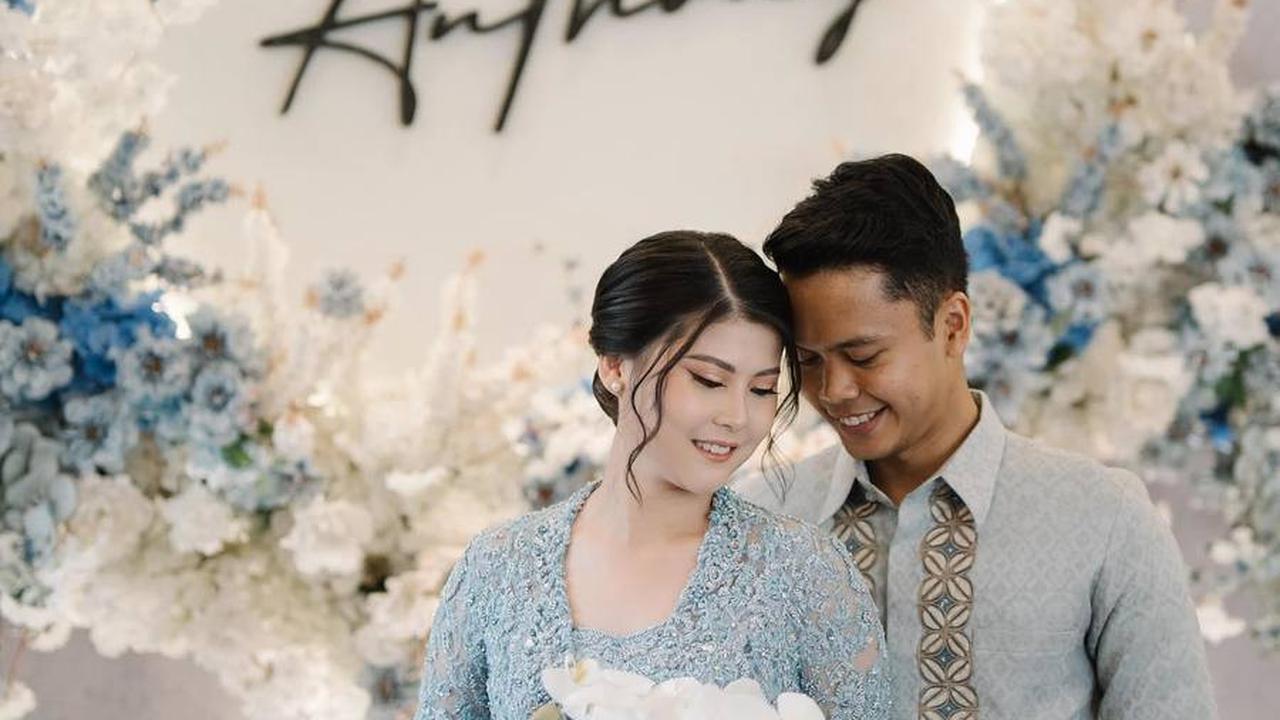 Potret Pertunangan Pebulutangkis Anthony Sinisuka Ginting dan Mitzi Abigail, Calon Istrinya Cantik dan Anggun Banget