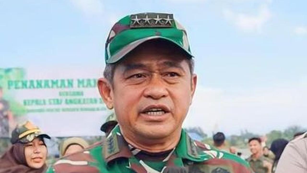 Kasad Maruli Simanjuntak Jajal Mainan Tradisional, Pakai Egrang di Pinggir Jalan jadi Sorotan
