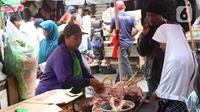 Pedagang daging ayam melayani pembeli di pasar Kebayoran Lama, Jakarta, Senin (2/12/2019). Badan Pusat Statistik (BPS) mencatat angka inflasi sepanjang Januari-November 2019 sebesar 2,37 persen, lebih kecil ketimbang periode yang sama tahun lalu sebesar 2,50 persen. (Liputan6.com/Angga Yuniar)