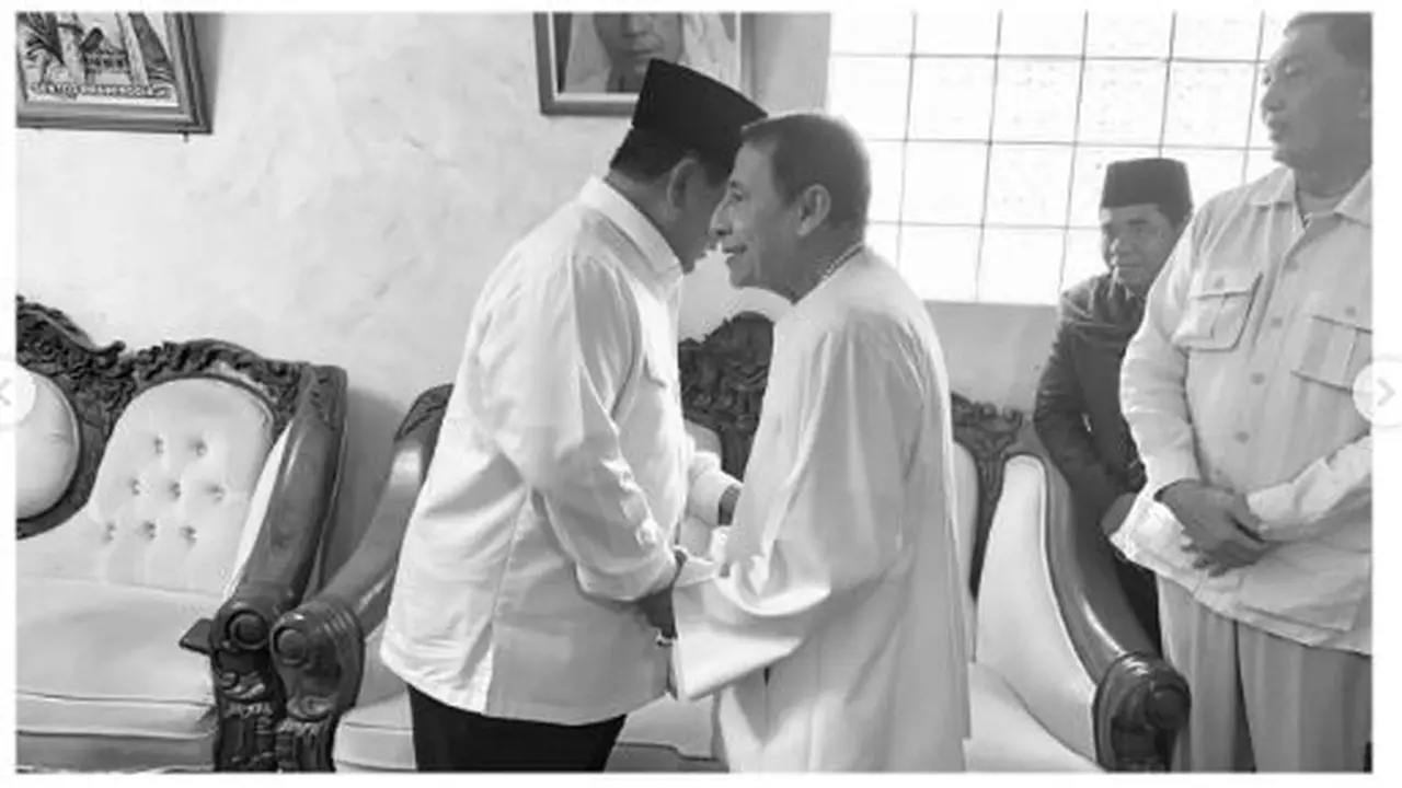 Prabowo Subianto saat bersilaturahmi ke kediaman Habib Luthfi di Pekalongan, Jumat 19 Mei 2023.