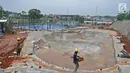 Pekerja menyelesaikan pembangunan arena bermain bmx di Proyek pembangunan alun-alun kota Depok, Jawa Barat, Rabu (9/1). Proyek pembangunan alun-alun kota Depok Tahap di targetkan selesai pada akhir januari 2019 ini. (Liputan6.com/Herman Zakharia)