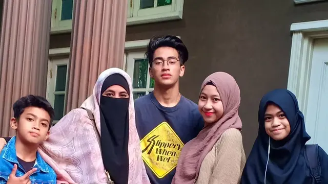 7 Potret Kebersamaan Umi Pipik Bersama Keempat Buah Hatinya, Selalu Kompak