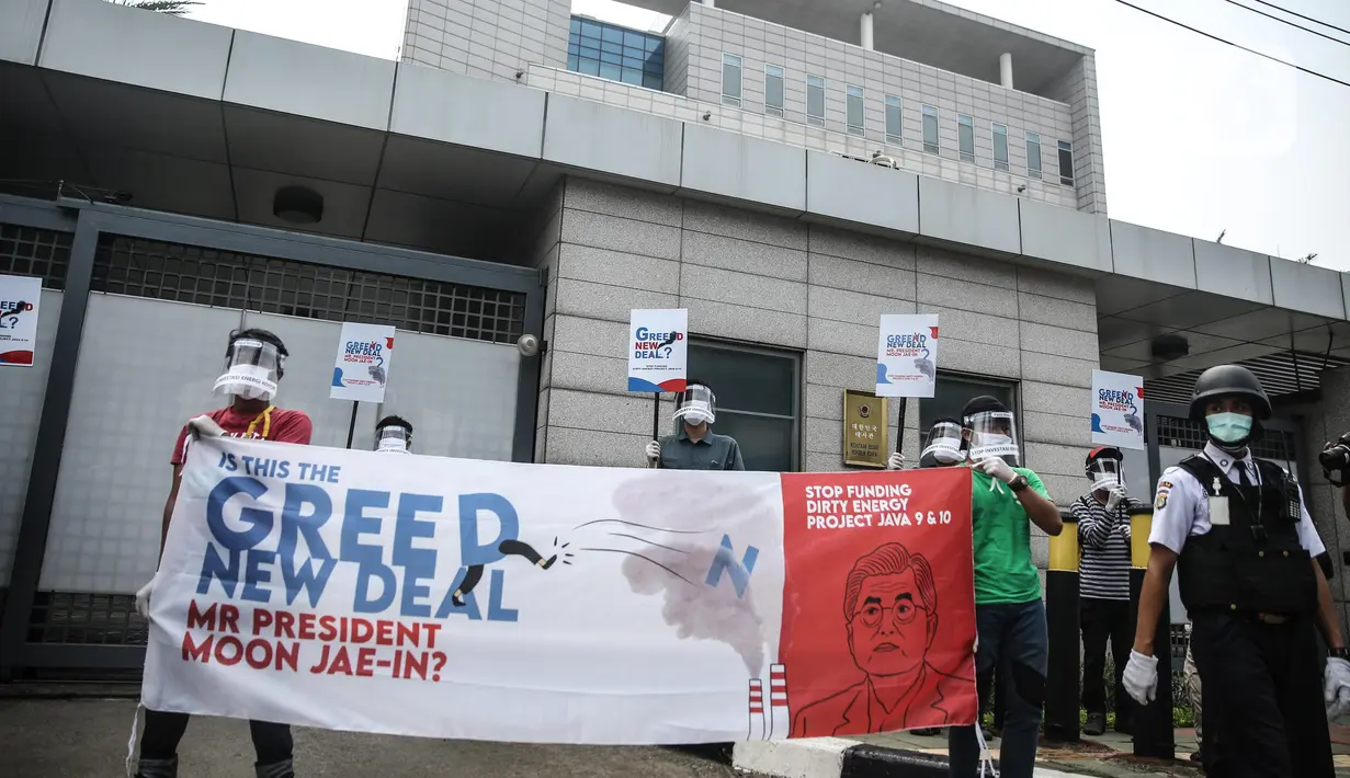 Massa mengenakan pelindung wajah dan masker saat menggelar aksi di depan Kedubes Korea Selatan di Jakarta, Kamis (25/6/2020). Dalam aksinya, mereka meminta Korsel membatalkan rencana pendanan untuk proyek PLTU Jawa 9 dan 10 di Banten yang dinilai merusak lingkungan. (Liputan6.com/Faizal Fanani)