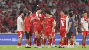 Mathew Baker (nomor 4) mendapatkan pelukan hangat dari sejumlah pemain Timnas Indonesia setelah menyanyikan lagu Tanah Airku pascalaga kontra Oman di Stadion Gelora Bung Karno (SUGBK), Jumat (5/6/2026) malam WIB. (Bola.com/Bagaskara Lazuardi)